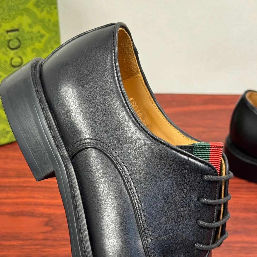 Batch 820 Gucci/Gucci men’s classic lace-up derby shoes! In every season, Gucci's aesthetic perspective reinterprets formal wear designs. This shoe is made of exquisite black leather, showing a simple and classic style! Available in two styles: black glossy leather/black matte cow leather, red and green webbing tongue embellishment, three-joint classic retro style, full calfskin lining, lace-up fixation, 2.5CM rubber soles, leather material. Look at the details. The delicate cowhide and the bright black of the open edge beads show a different light luxury style. European and American last type, excellent on-foot comfort, complete package, versatile style, highly recommended! Size: 39-40-41-42-43-44 leather shoe size (can be customized to 38.45) Item number: 5018-01 cowhide